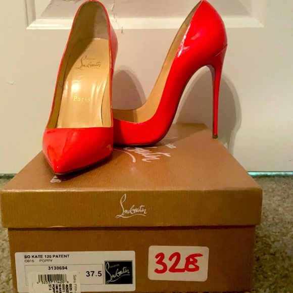 Meet Debbie, your Posher, and her closet favorites! - Picture 10 of 17